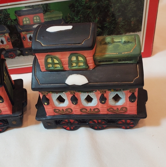 Dickens Collectibles Vintage 1998 Hand Painted Porcelain Train Set, 3 Pieces - Picture 4 of 14